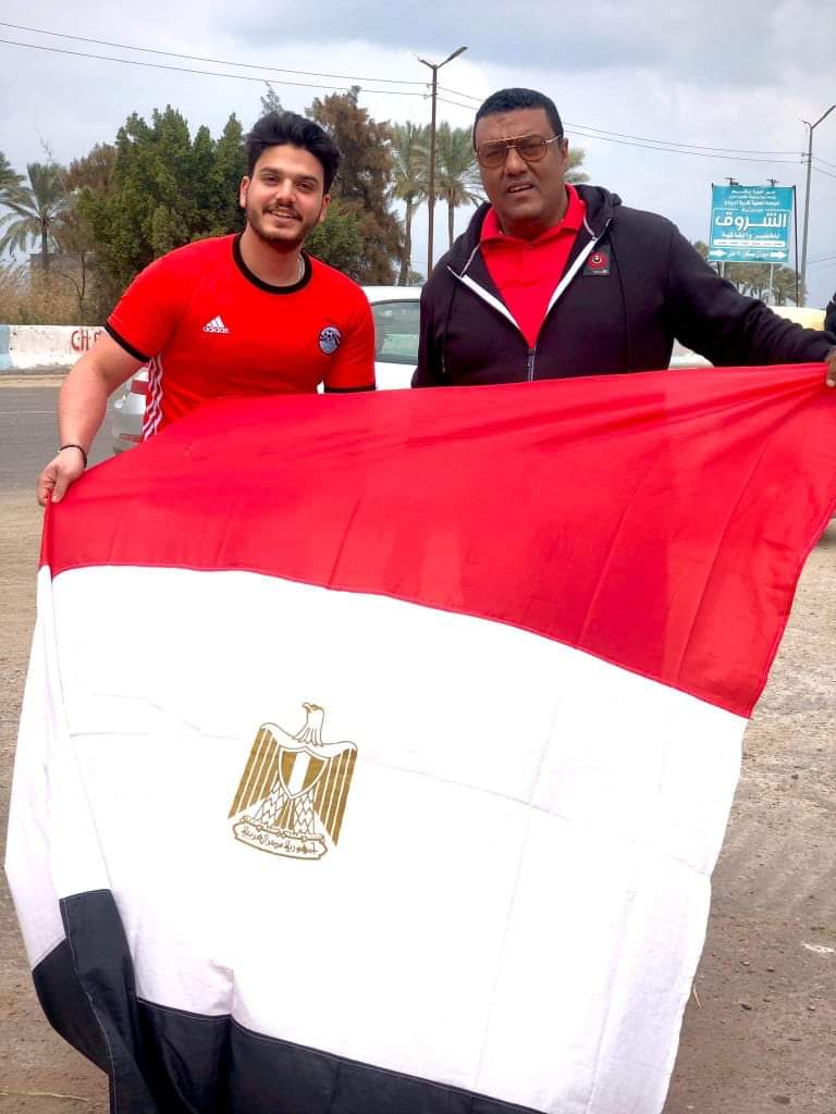 علم مصر مع الجماهير