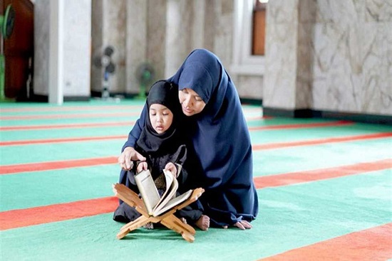 لأم وطفلتها بداخل المسجد