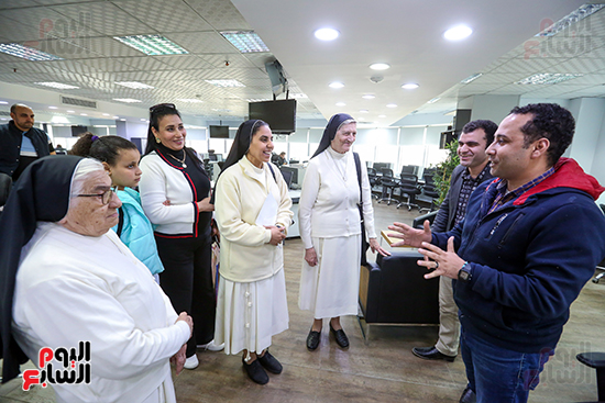 الزميل-زكى-القاضى-والزميل-محمد-الأحمدى-مع-الأمهات-المثاليات الزميل-زكى-القاضى-والزميل-محمد-الأحمدى-مع-الأمهات-المثاليات