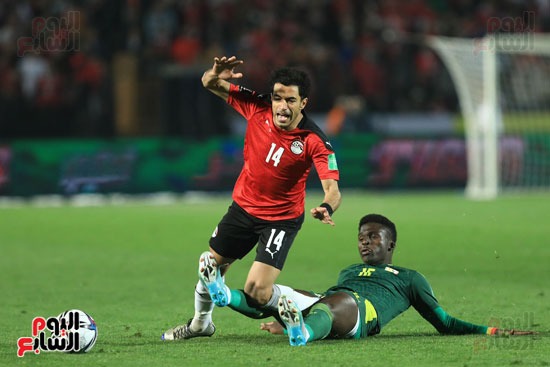 منافسة قوية بين عمر جابر و لاعب منتخب السنغال على أستخلاص الكرة لصالح الفراعنة
