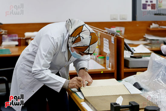 معمل ترميم المخطوطات القديمة بمكتبة الاسكندرية (30)