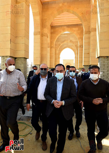 رئيس الوزراء يتفقد أعمال ترميم وتطوير مسجد عمرو بن العاص وحدائق الفسطاط (5)
