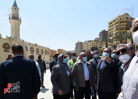 رئيس الوزراء يتفقد أعمال ترميم وتطوير مسجد عمرو بن العاص وحدائق الفسطاط (3)
