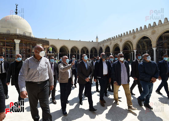 رئيس الوزراء يتفقد أعمال ترميم وتطوير مسجد عمرو بن العاص وحدائق الفسطاط (2)