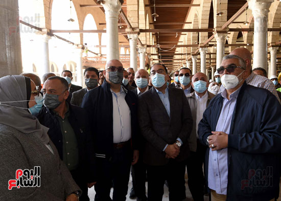رئيس الوزراء يتفقد أعمال ترميم وتطوير مسجد عمرو بن العاص وحدائق الفسطاط (1)