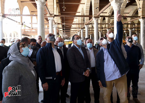رئيس الوزراء يتفقد أعمال ترميم وتطوير مسجد عمرو بن العاص وحدائق الفسطاط (8)