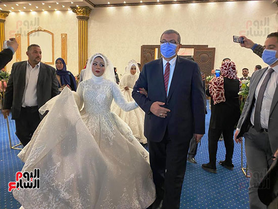 الوزير مع احدي العرائس الأيتام خلال الزفاف