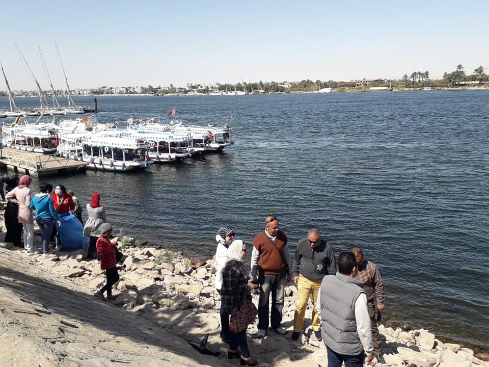 حملة لتطهير شواطئ النيل من المخلفات بمدينة الأقصر (1)