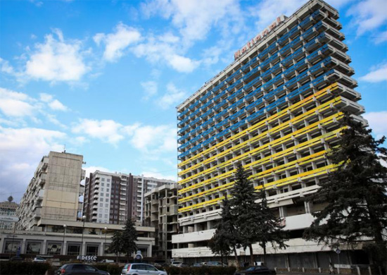 مبنى مهجور من الفندق الوطني شوهد باللون الوطني الأوكراني