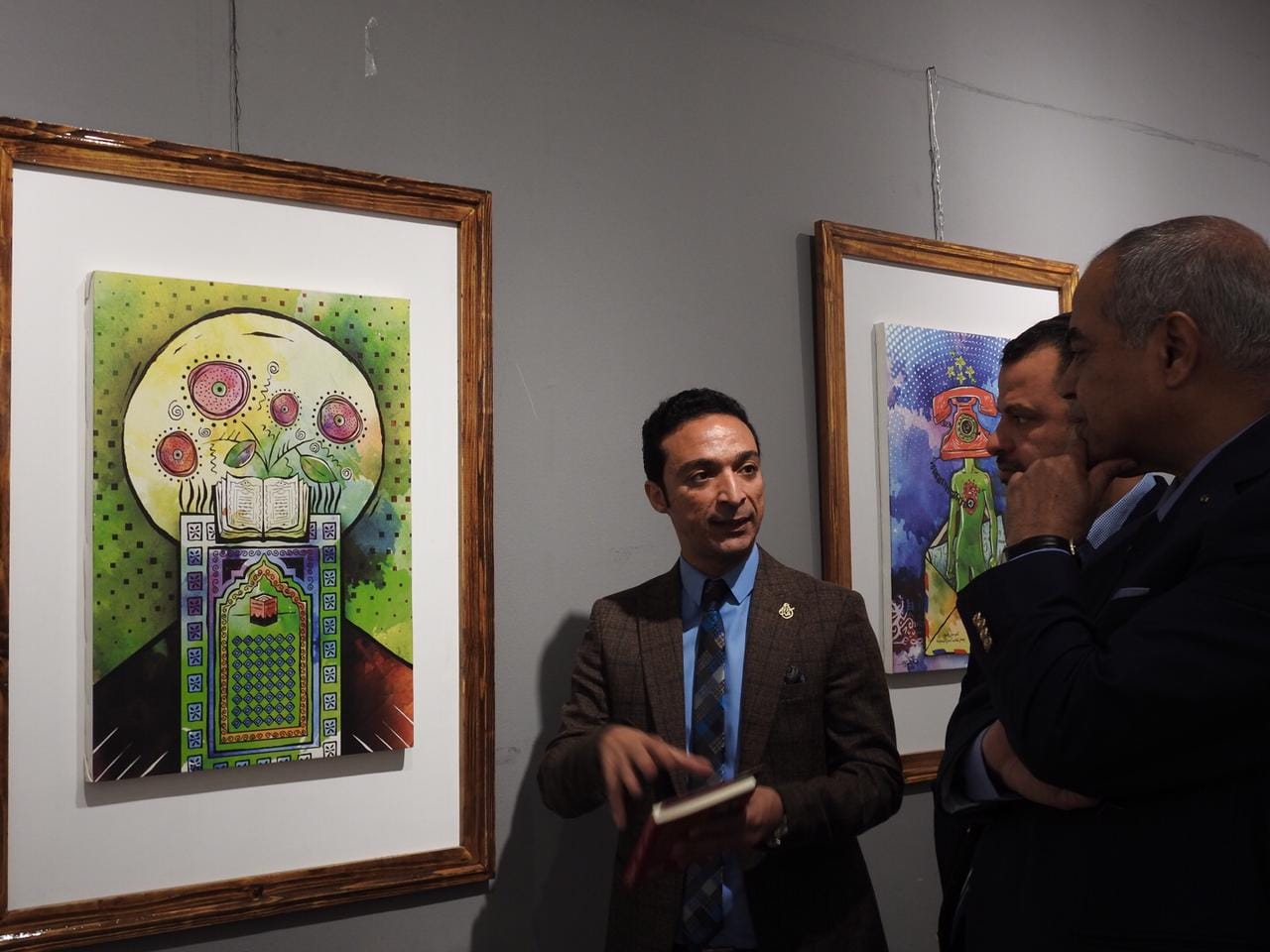 الدكتور أحمد جمال يعرض لوحاته للضيوف