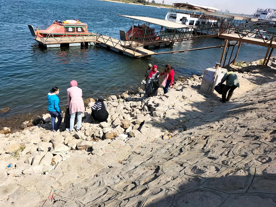 حملة لتطهير شواطئ النيل من المخلفات بمدينة الأقصر (3)