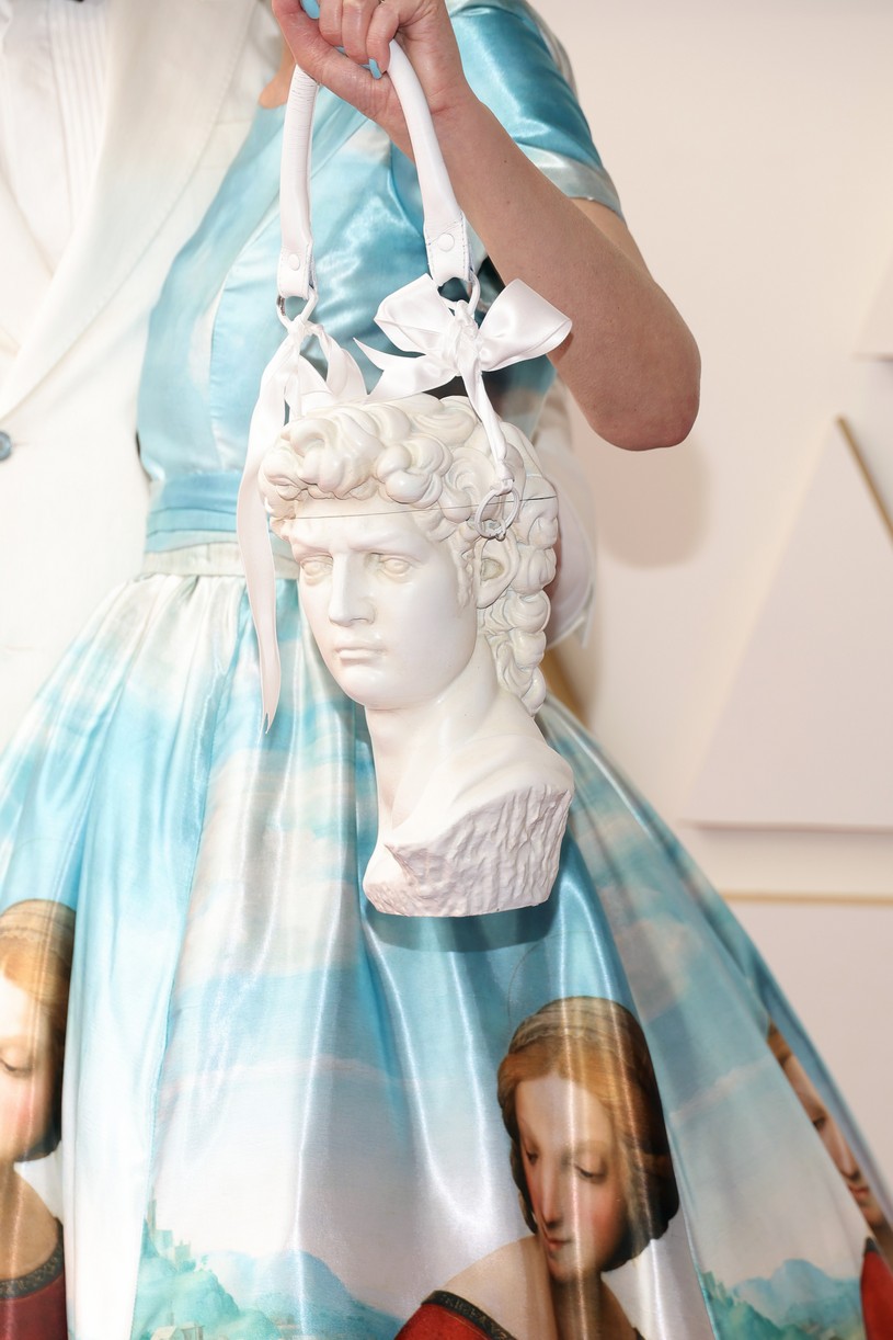 خبيرة التجميل إيفا فون تظهر بفستان مزين بلوحة الإيطالي رفائيل مادونا ديل براتو بالأوسكار (3)