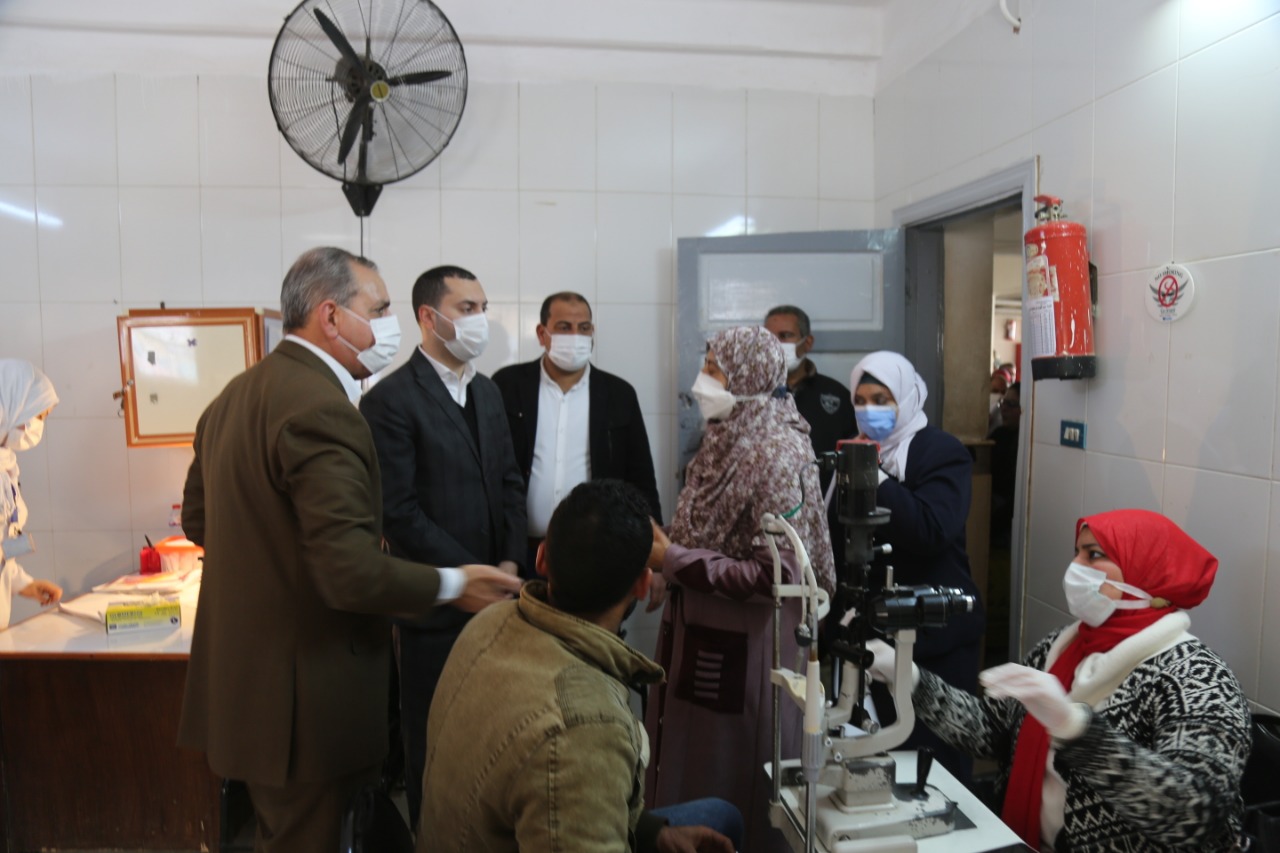 محافظ كفر الشيخ يتابع اجراء الكشف الطبي على المرضى