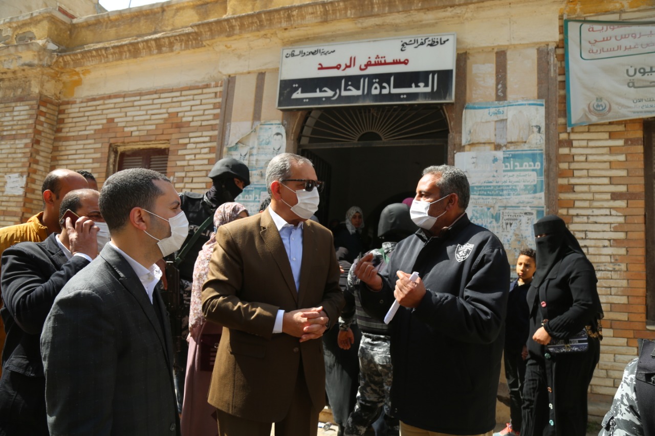 محافظ كفر الشيخ يستمع للمواطنين امام مستشفى الرمد