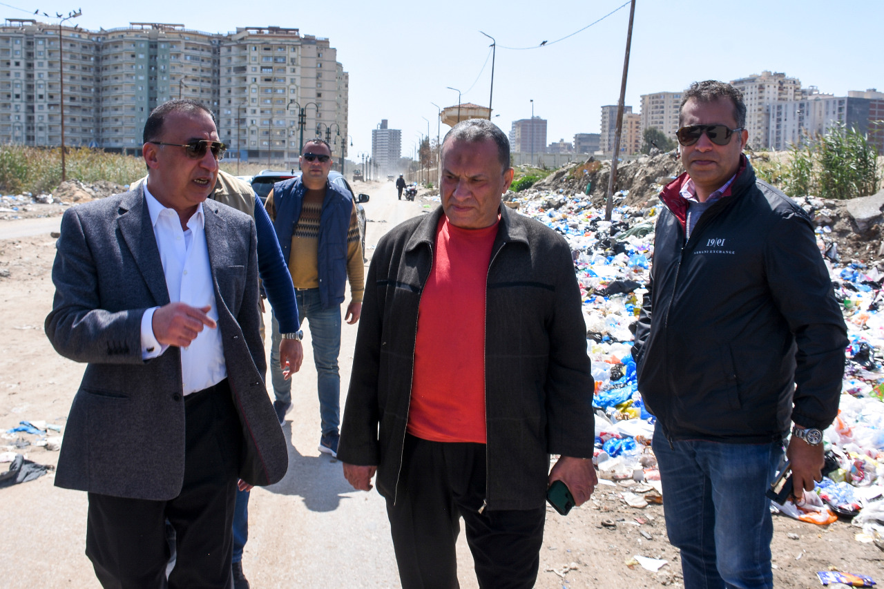 محافظ الإسكندرية يرصد تراكمات من القمامة بشارع الملك  (2)