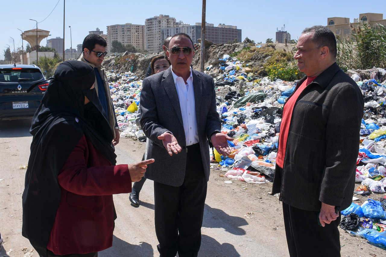 محافظ الإسكندرية يرصد تراكمات من القمامة  (1)