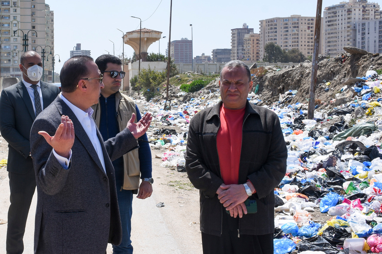 محافظ الإسكندرية يرصد تراكمات من القمامة  (5)