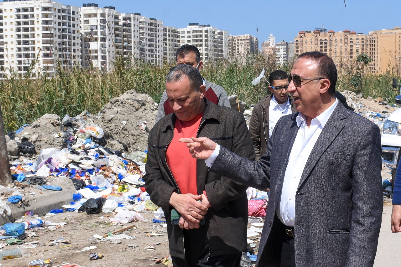 محافظ الإسكندرية يرصد تراكمات من القمامة  (2)