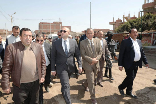 محافظ بنى سويف يتفقد المشروعات الجديدة فى مركز ناصر (3)