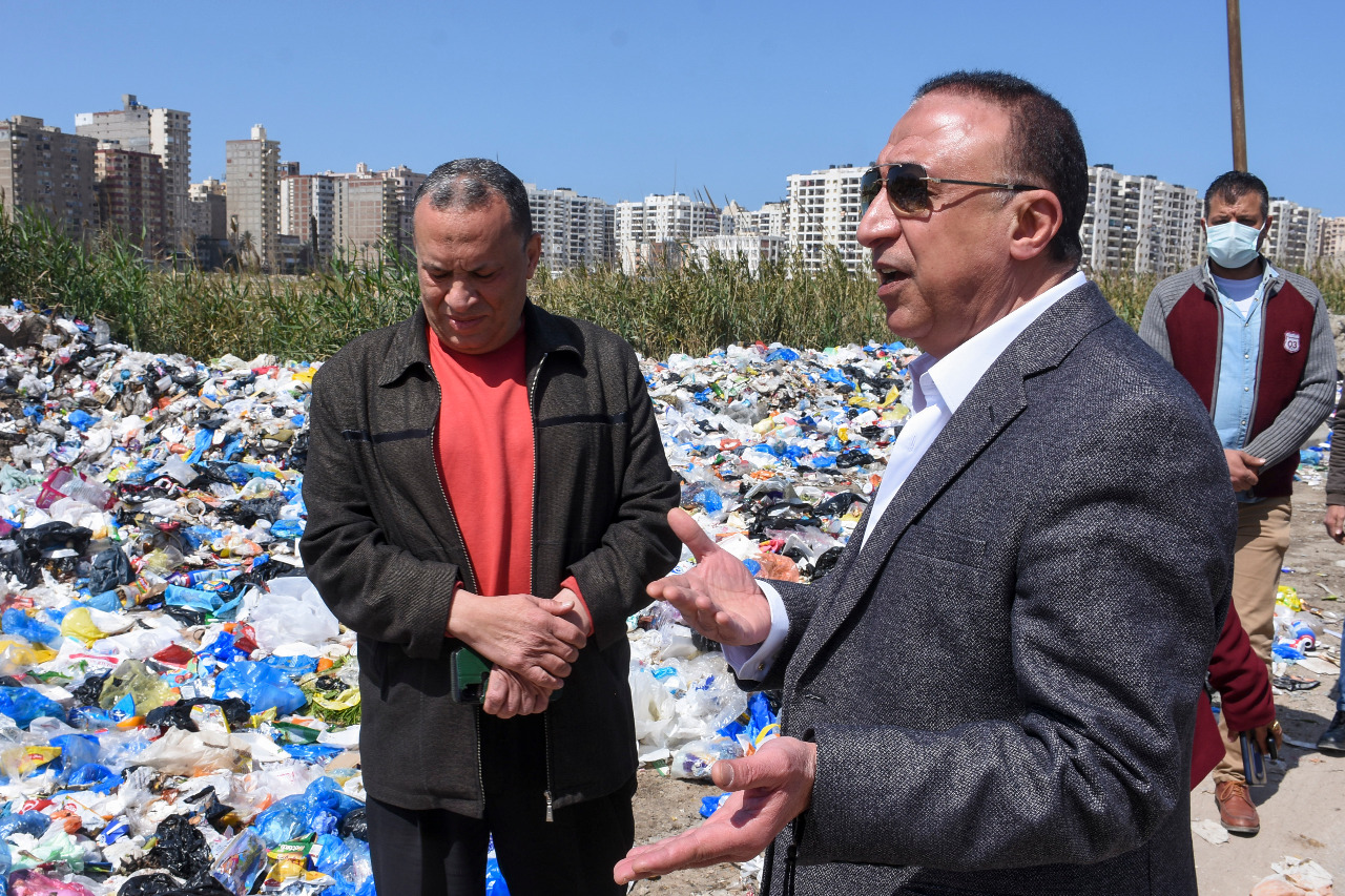 محافظ الإسكندرية يرصد تراكمات من القمامة  (4)