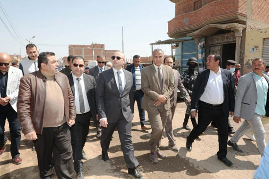 محافظ بنى سويف يتفقد المشروعات الجديدة فى مركز ناصر (10)