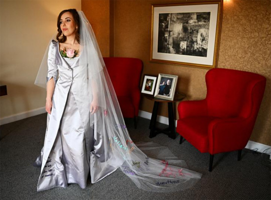التقطت صورة لستيلا موريس في فستان زفافها المصمم من تصميم فيفيان ويستوود في لندن