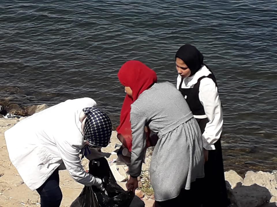 حملة لتطهير شواطئ النيل من المخلفات بمدينة الأقصر (4)