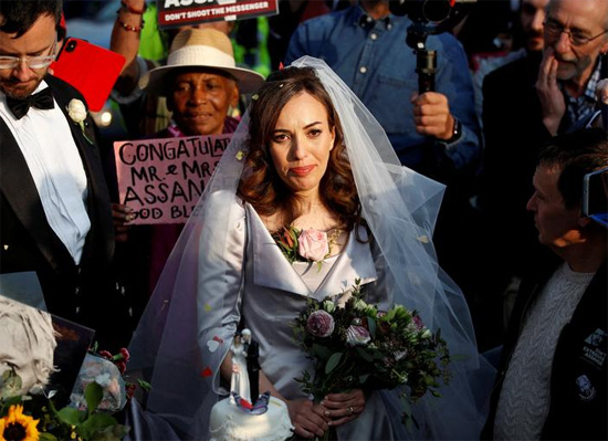ستيلا موريس تقطع كعكة الزفاف بعد مغادرتها سجن إتش إم بي بلمارش حيث تزوجت من مؤسس ويكيليكس