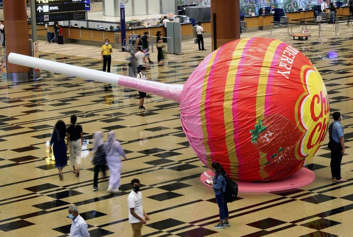 مصاصة عملاقة معروضة في مطار شانغي بسنغافورة