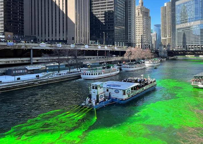 بارجة ترش صبغة خضراء في نهر شيكاغو بسبب الاحتفالات التقليدية