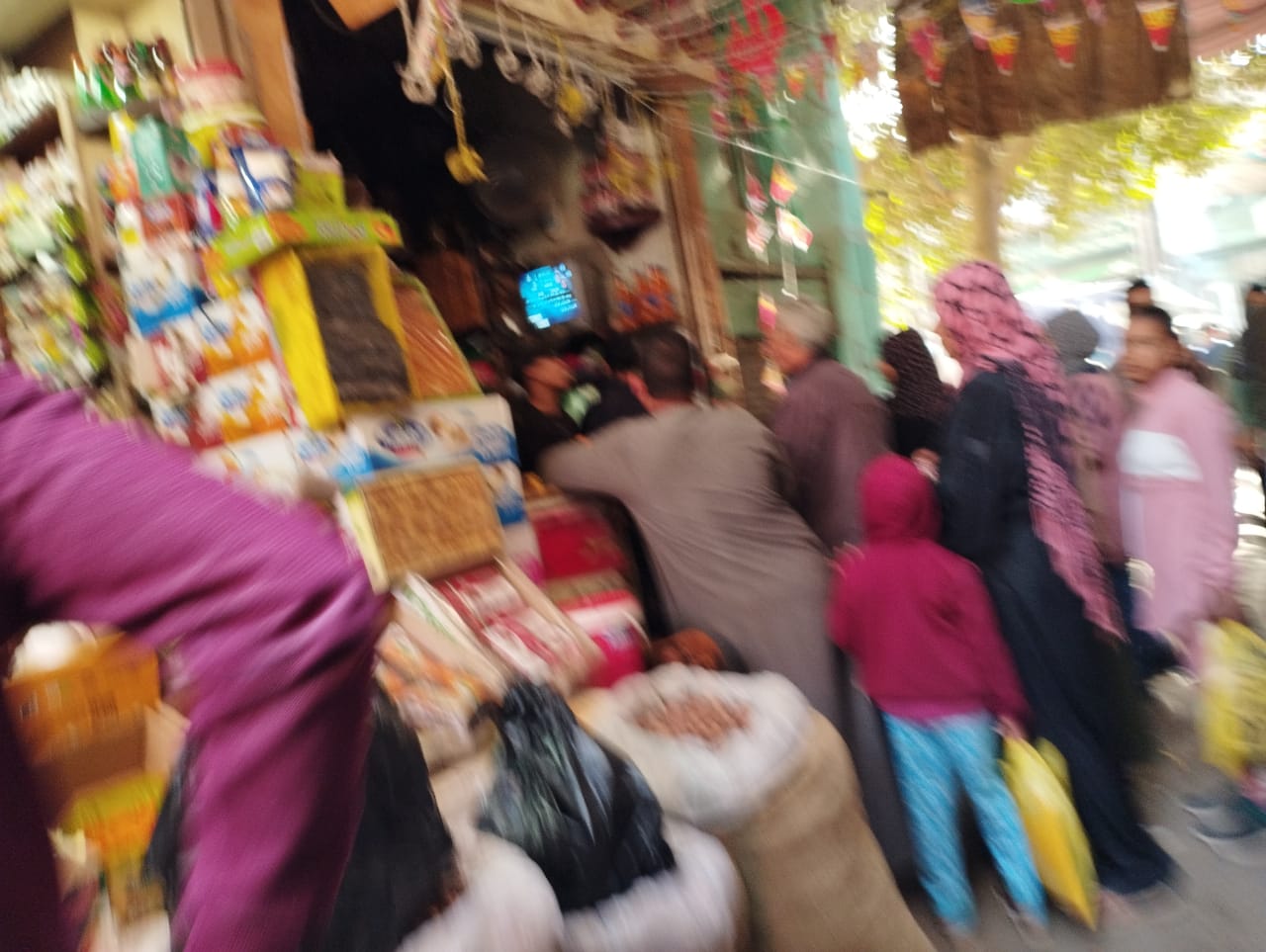 شارع العطارين بالمنيا يتزين لاستقبال شهر الصوم (1)