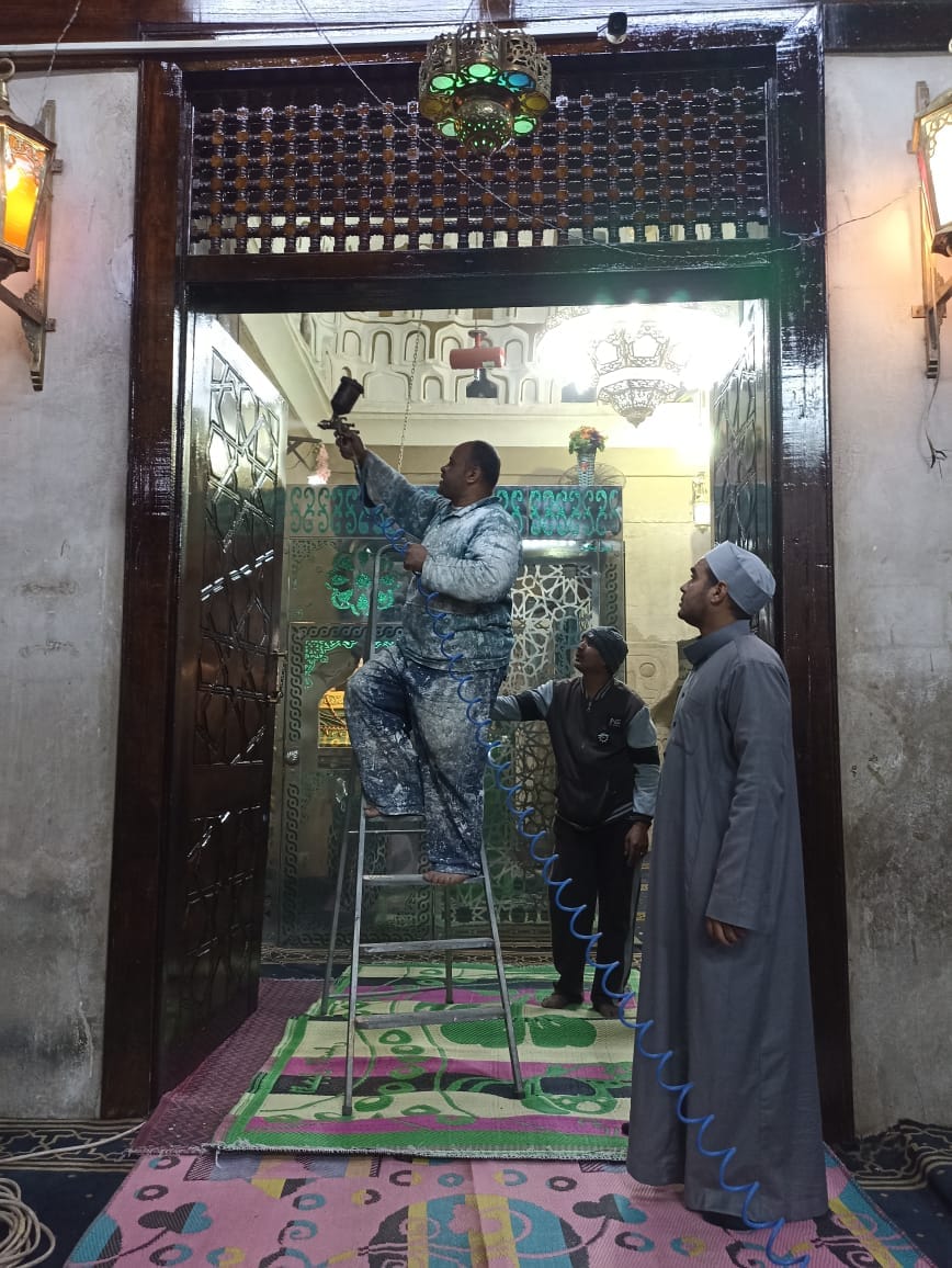 إمام المسجد يتابع أعمال التطوير داخله والدهانات