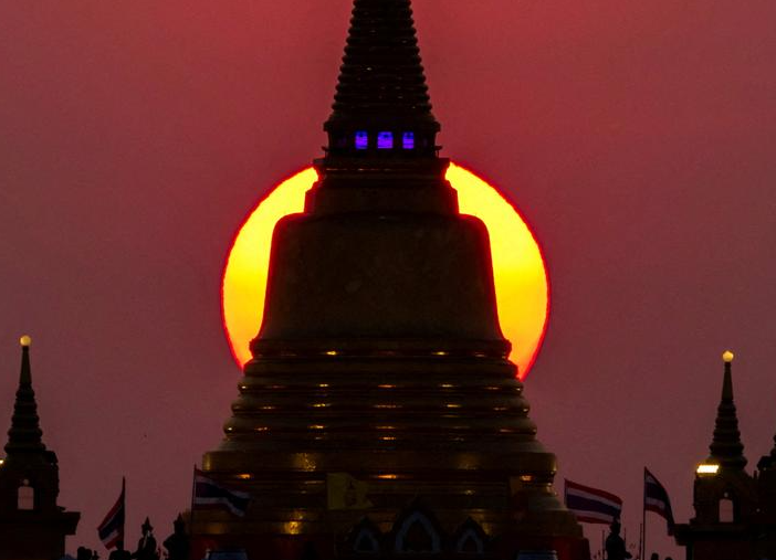 غروب الشمس خلف معبد وات ساكيت أو الجبل الذهبي في بانكوك
