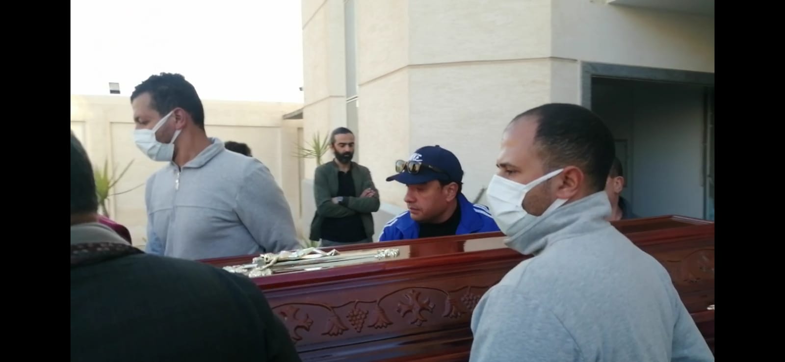 تشييع جنازة الفنان عهدي صادق لمثواه الأخير بمقابر الأسرة (2)