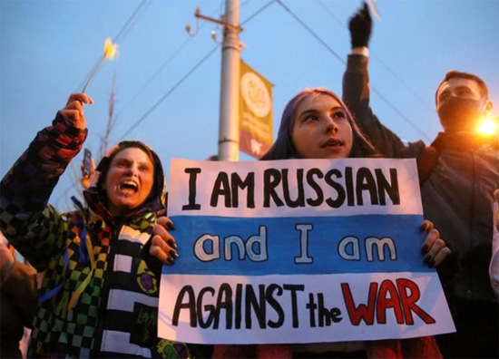 مواطنون روس يرددون هتافات مؤيدة لأوكرانيا