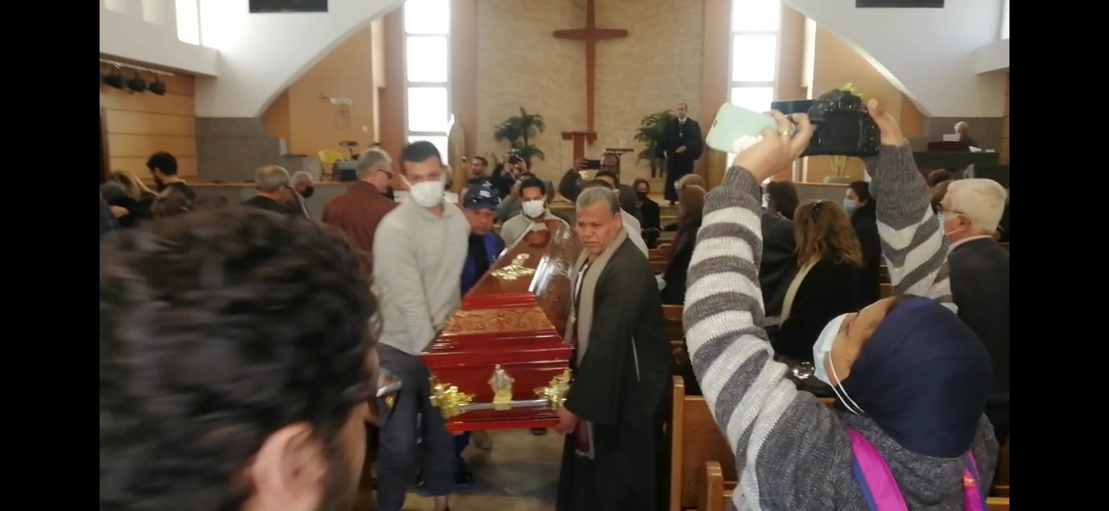 تشييع جنازة الفنان عهدي صادق لمثواه الأخير بمقابر الأسرة (3)