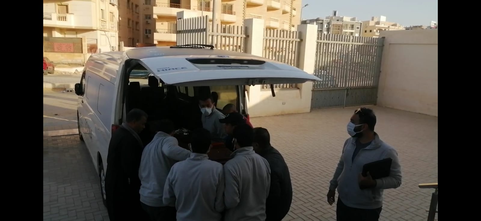 تشييع جنازة الفنان عهدي صادق لمثواه الأخير بمقابر الأسرة (1)