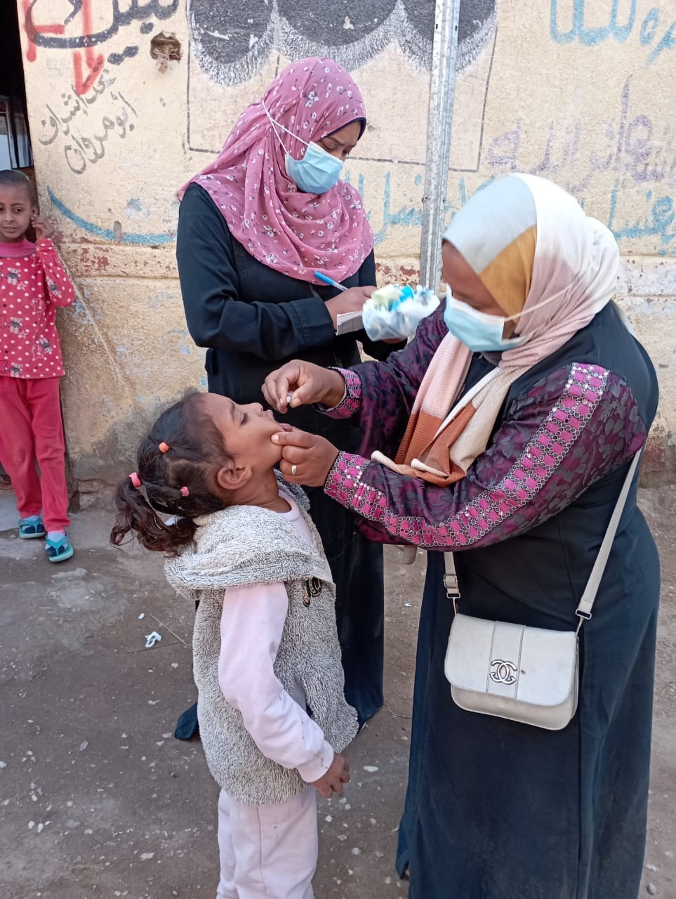 فرق التطعيم تجوب قرى الأقصر