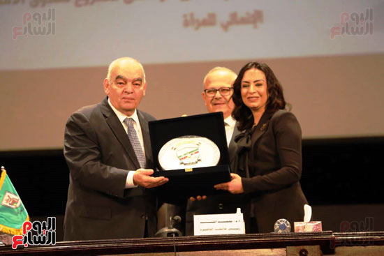 احتفالية تكريم المرأة المصرية التى تنظمها جامعة القاهرة بالتعاون مع هيئة قضايا الدولة (9)