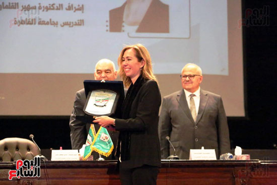احتفالية تكريم المرأة المصرية التى تنظمها جامعة القاهرة بالتعاون مع هيئة قضايا الدولة (15)