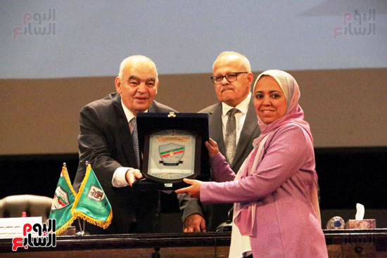 احتفالية تكريم المرأة المصرية التى تنظمها جامعة القاهرة بالتعاون مع هيئة قضايا الدولة (10)