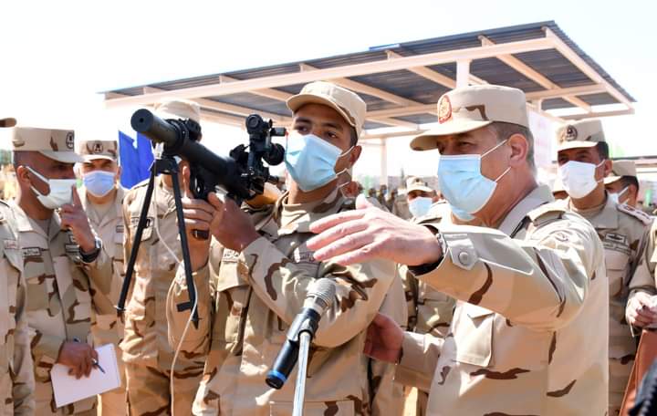 وزير الدفاع يلتقى بمقاتلى الجيش الثالث الميدانى والمنطقة المركزية العسكرية (4)