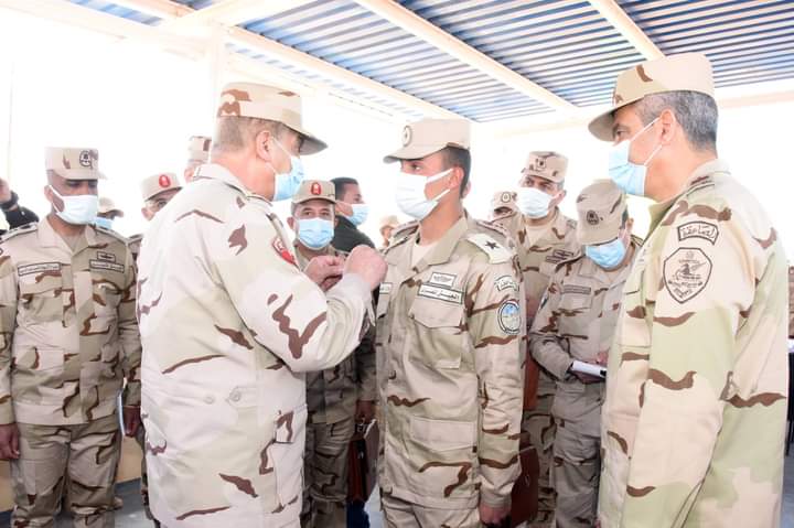 وزير الدفاع يلتقى بمقاتلى الجيش الثالث الميدانى والمنطقة المركزية العسكرية (9)