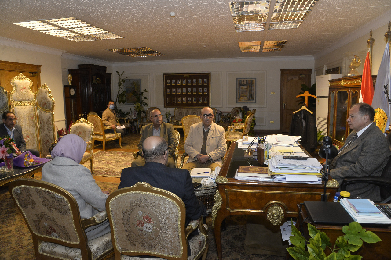 اجتماع مناقشة الموقف التنفيذي ودفع الأعمال بمشروعات الصحة بديروط ومنفلوط (1)