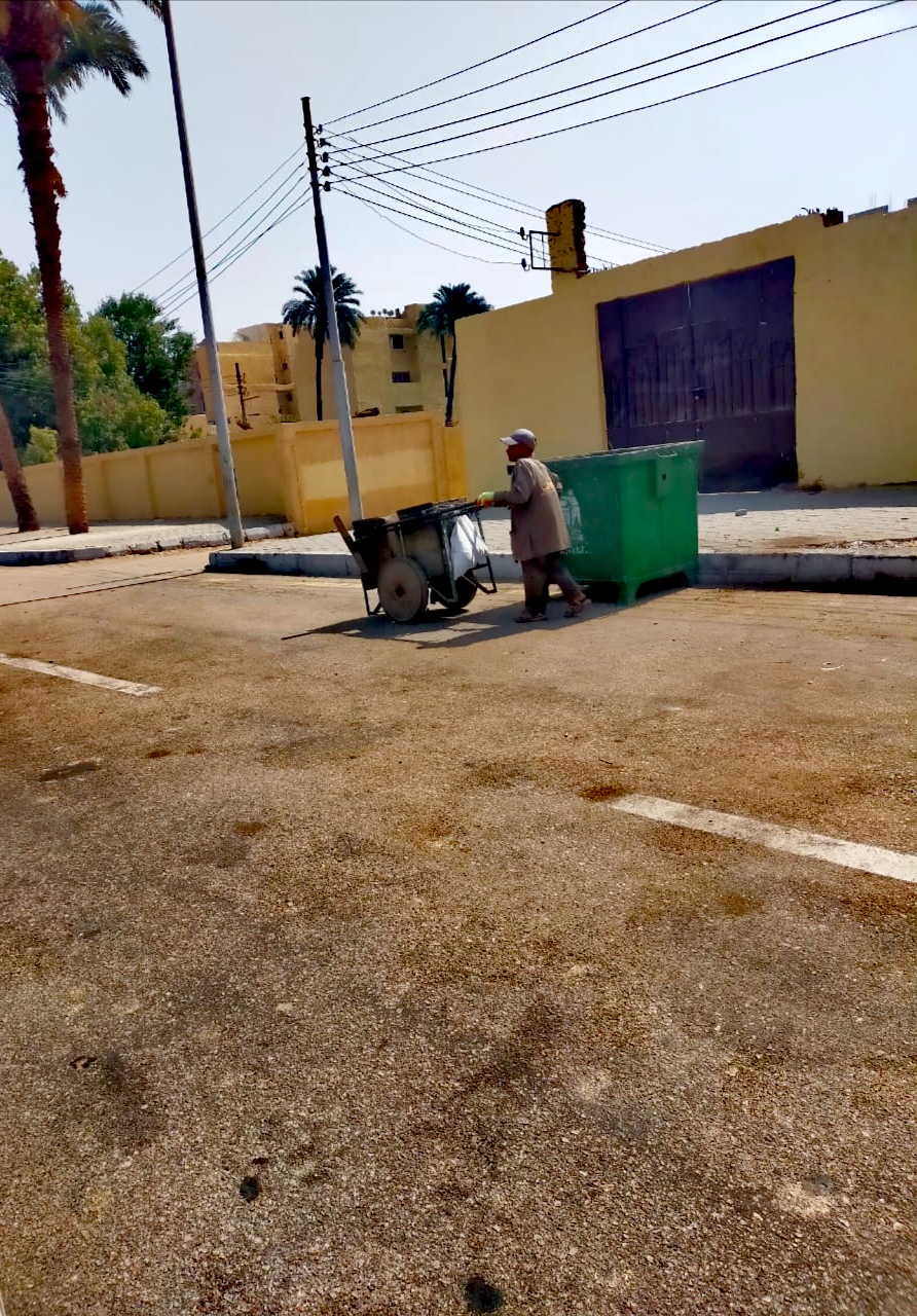 إدارة التفتيش المالي والإداري تتابع أعمال النظافة بشوارع مدينة الأقصر (2)
