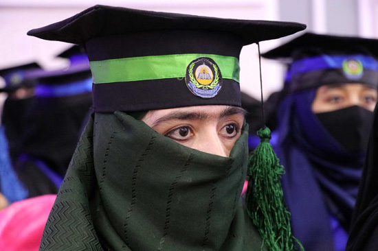 طالبة أفغانية خلال حفل تخرج في جامعة بيناوا في قندهار