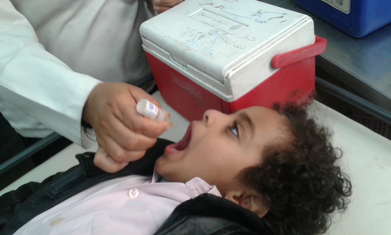 تطعيم احد الاطفال خلال الحملات
