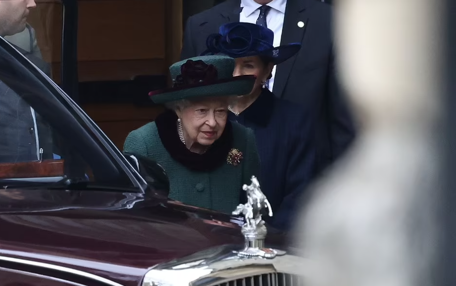 الملكة اليزابيث تستعد لركوب السيارة