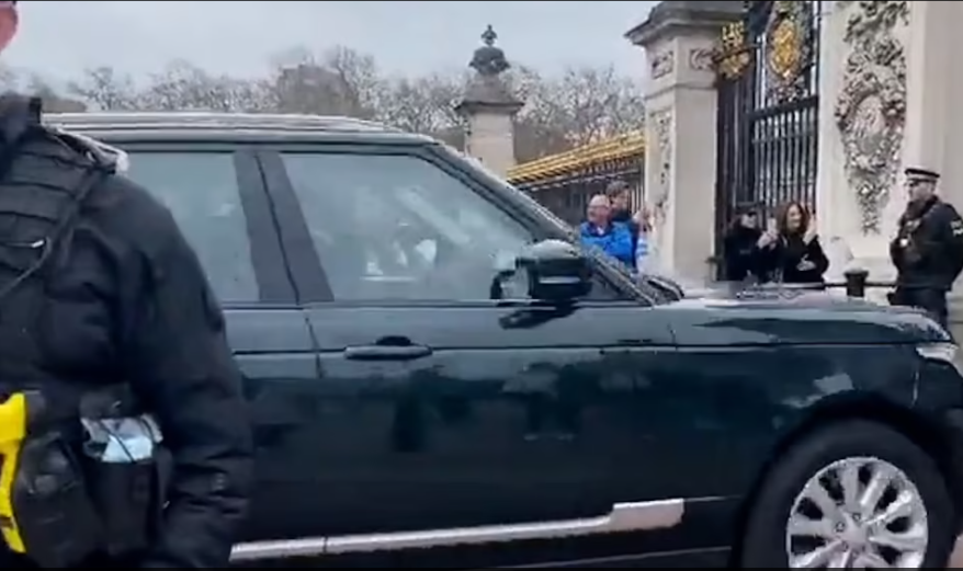 سيارة الملكة امام القصر