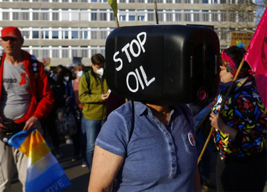 مواطن سويسرى يدعو إلى التوقف عن استخدام النفط